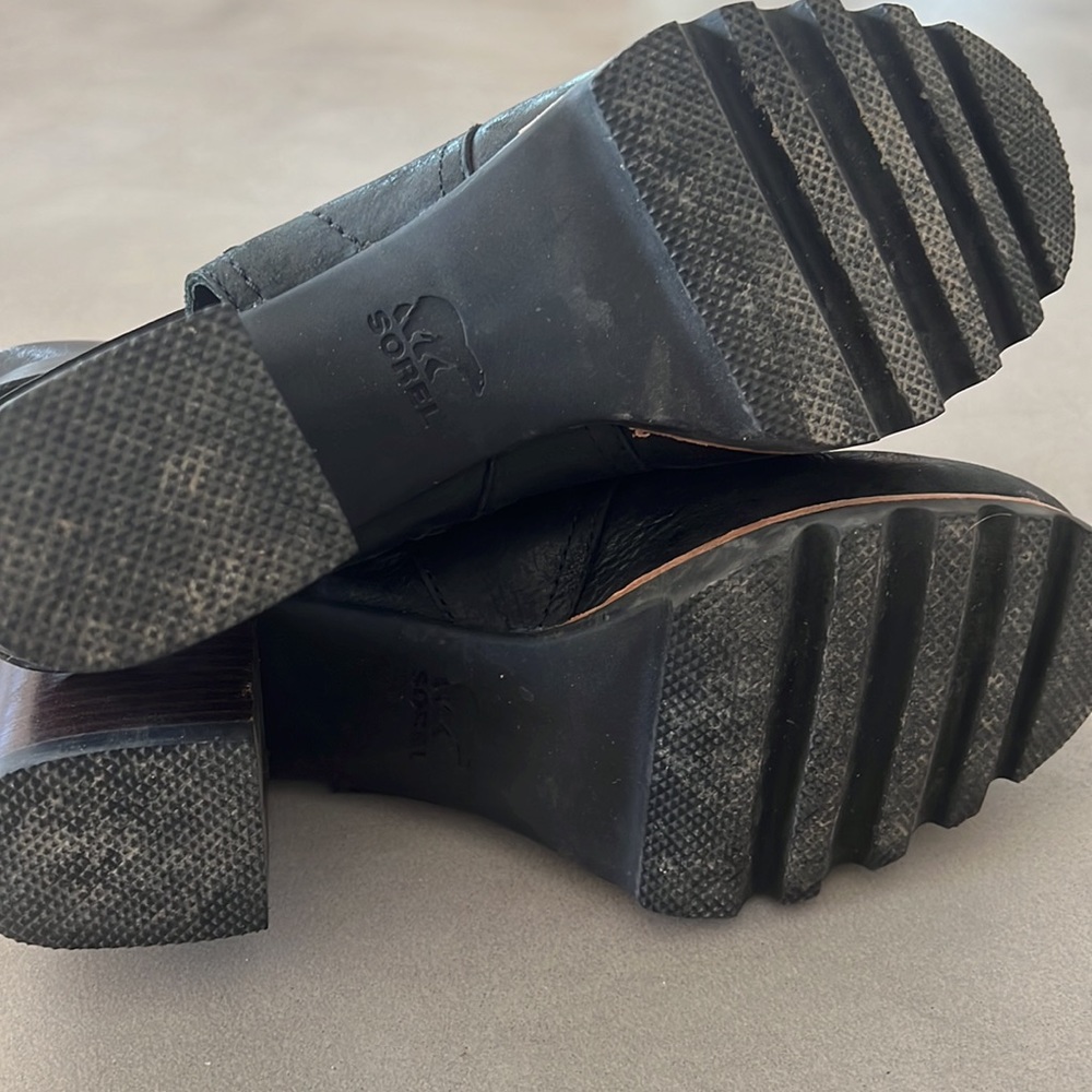 Gently worn someone’s Sorel zip up shoes in size 8 - Picture 5 of 7